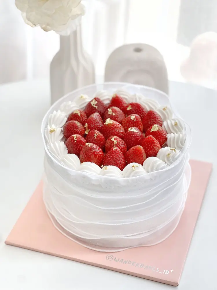 Cake putih dengan strawberry segar di atasnya