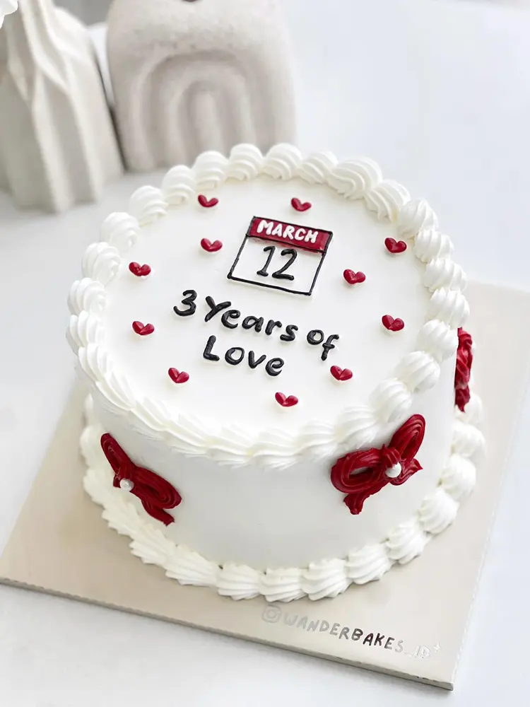 Cake putih dengan gambar kalender 12 Maret dan tulisan 3 Years of Love