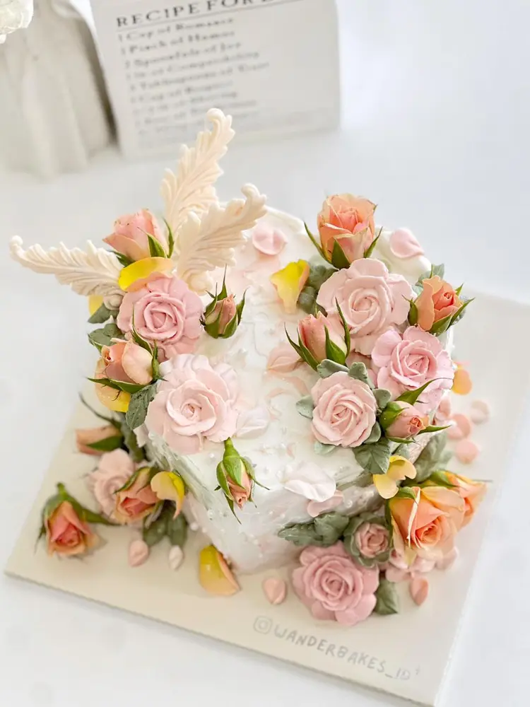 Cake dengan mahkota bunga mawar buttercream warna peach dan pink